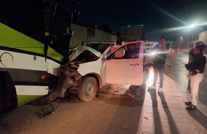 Dos heridos en choque de camioneta y autobús