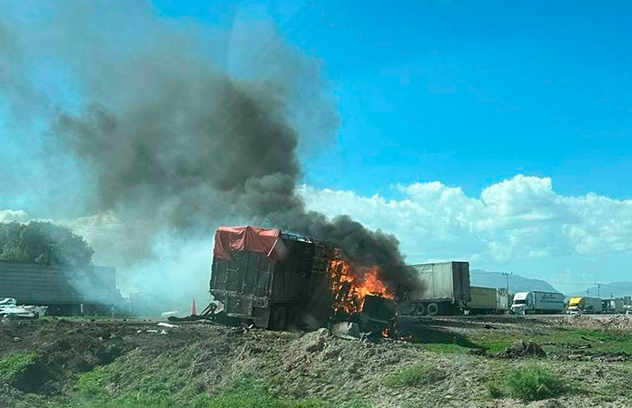 Choque De Unidades De Carga Paraliza Tr Fico