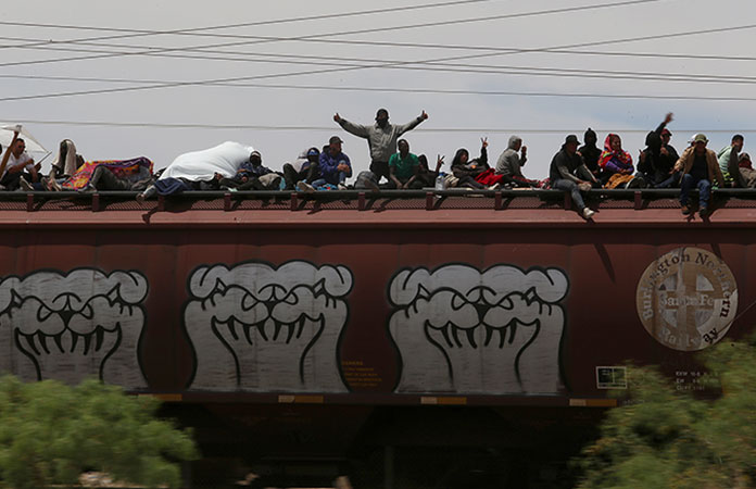 Migrantes suben denuevo a los trenes