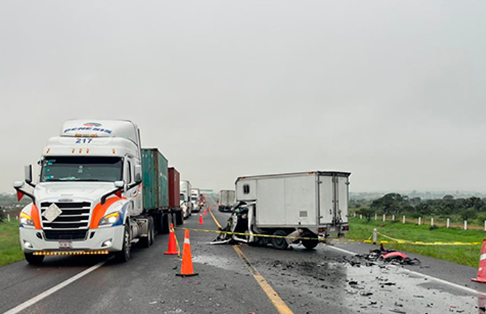 Un muerto, deja choque de tráiler y una camioneta › San Luis Hoy