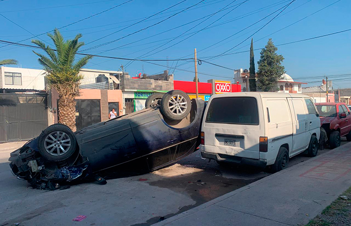 Camioneta choca y vuelca en avenida Constitución › San Luis Hoy