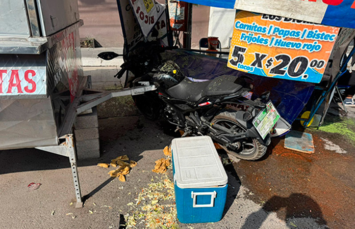 Motociclistas resultan golpeados en accidente