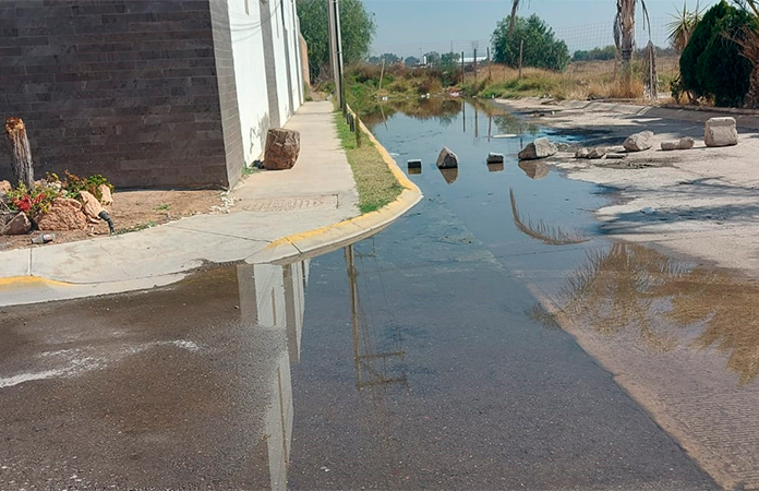 Denuncian fuga de agua potable en Villas del Sol › San Luis Hoy