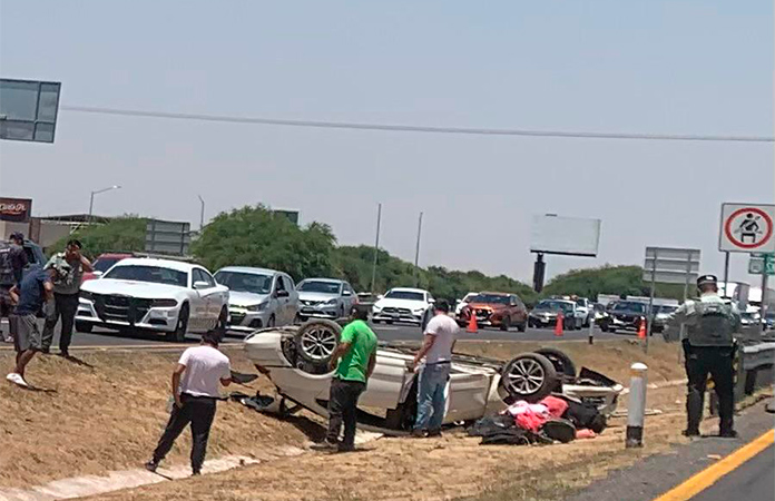 Tráiler le pega a auto y lo hace volcar
