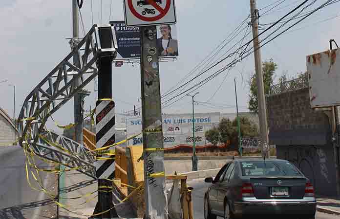 Derriban estructura en el Río Santiago