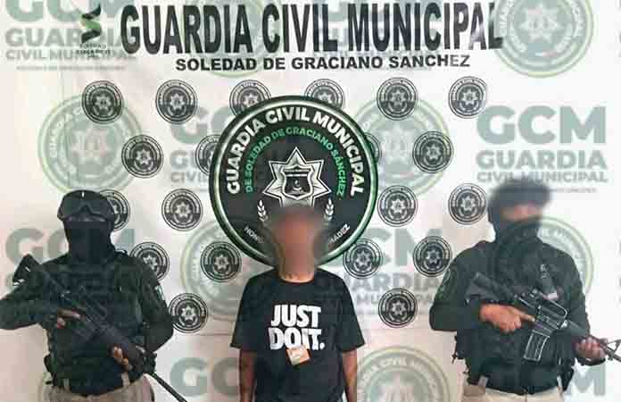 Descubren a hampón robando en una casa