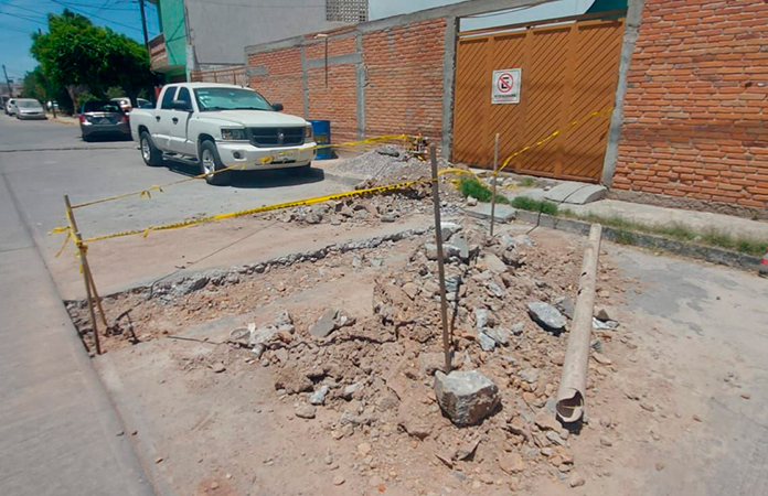 Interapas abre zanja y deja trabajo inconcluso