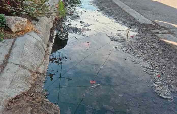 Sin atención fuga de agua potable en calle Surco