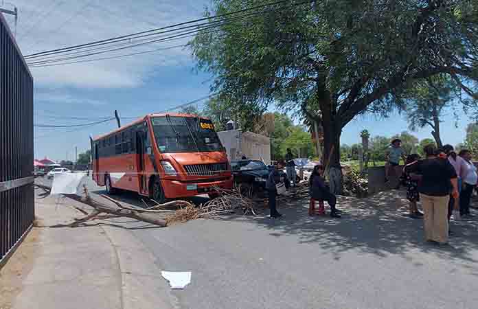 Vecinos de Morelos 2 y Sta. Lucía cierran calle por agua
