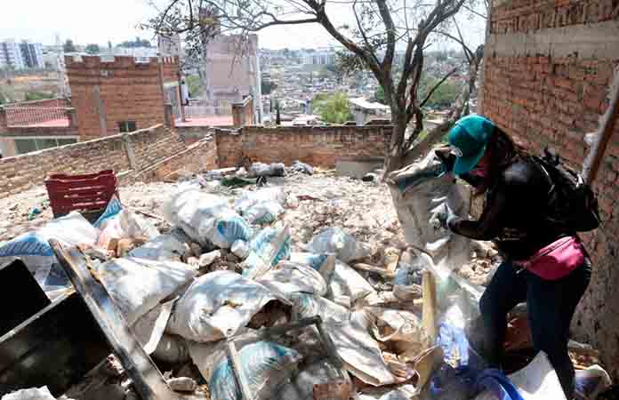Hallan 169 bolsas con restos en fosa