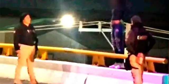 Salvan a una jovencita de lanzarse de puente