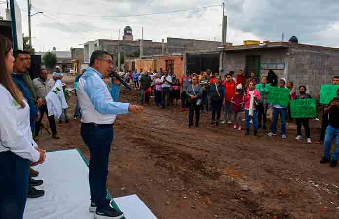 Alcalde Navarro abandera pavimentación de la calle Privada de Ocampo