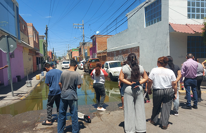 Atiende el Interapas drenajes tapados en El Polvorín y Praderas