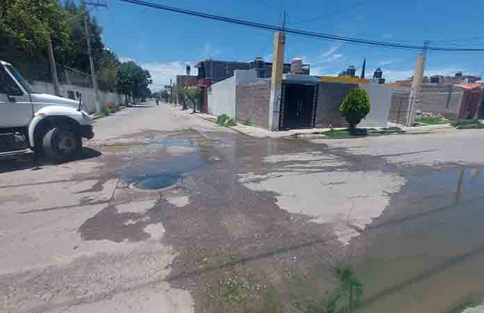 Calle San Ignacio de Loyola tiene severa fuga de aguas negras
