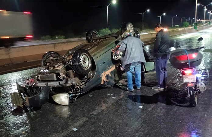 Carro vuelca en puente de Ciudad Satélite