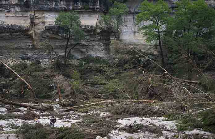 Crece tragedia por la inundación en Texas
