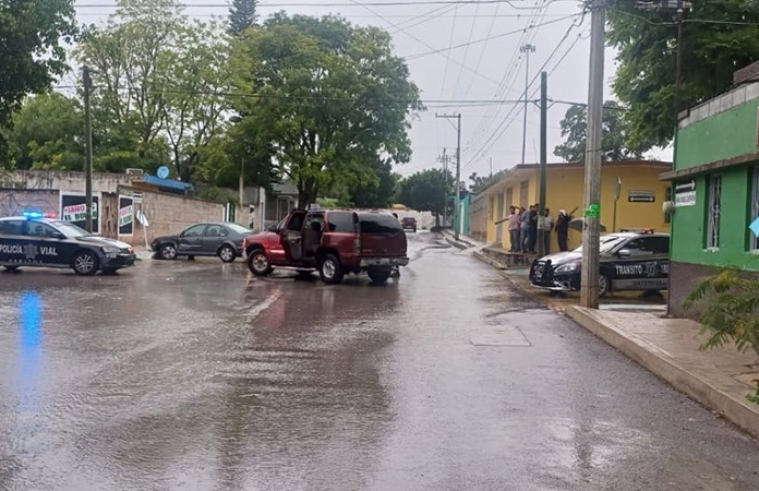 Impactan auto y camioneta un lesionado
