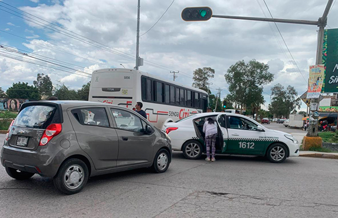 Pasajera de taxi, herida en accidente