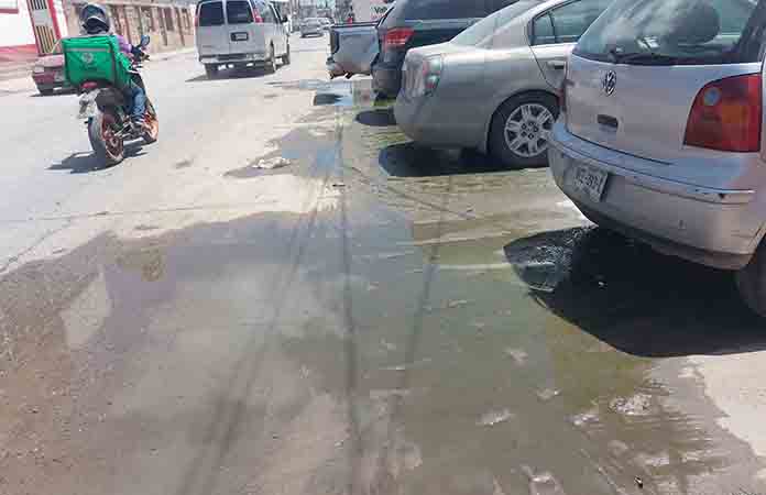 Sin atención fuga de aguas negras en Q. de la Hacienda
