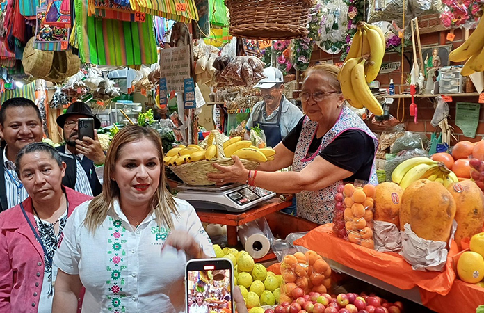 Titular de Turismo visita el mercado Arista