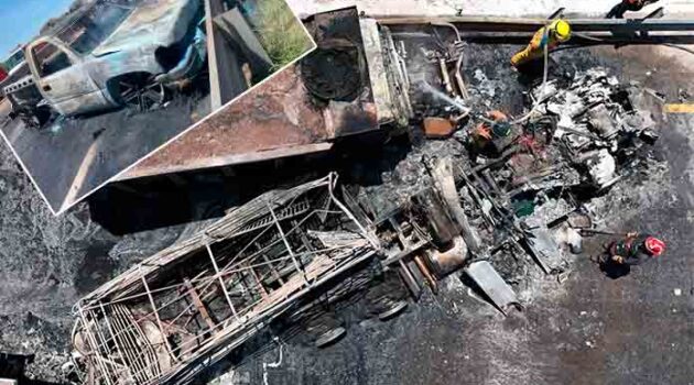 Fuego acaba con seis vehículos en choque de la carretera ‘57