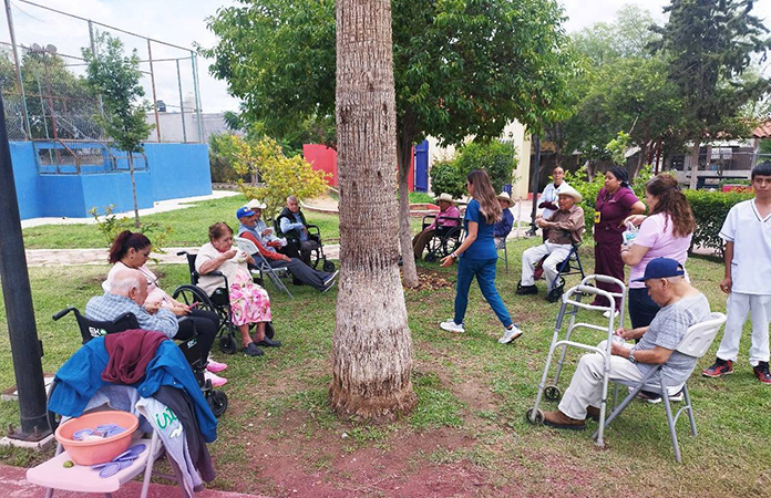 Adultos llevan a cabo actividades recreativas