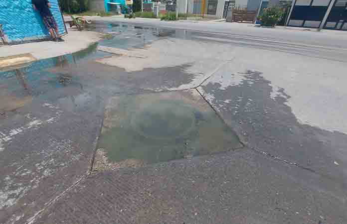 Fracc. Valencia entre fugas y charcos de aguas negras