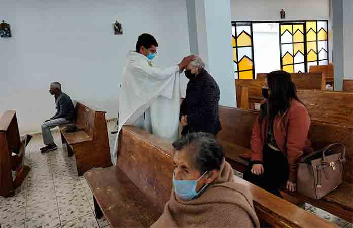 Iglesia realiza misa por los abuelos