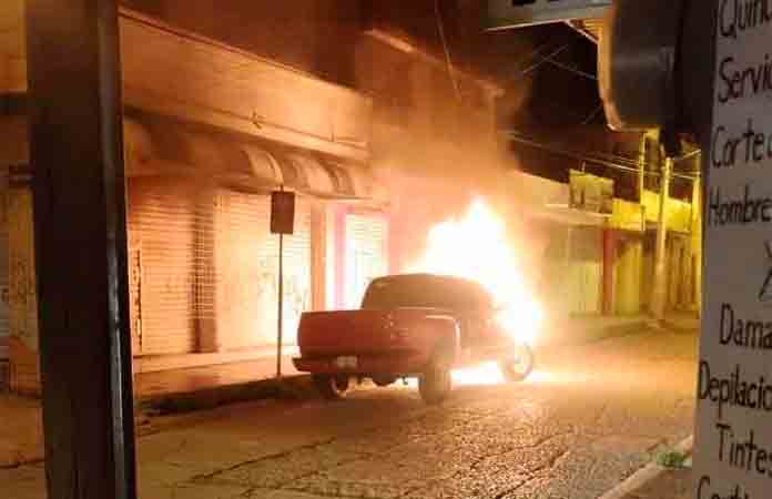 Se incendia camioneta en calle Bustamante