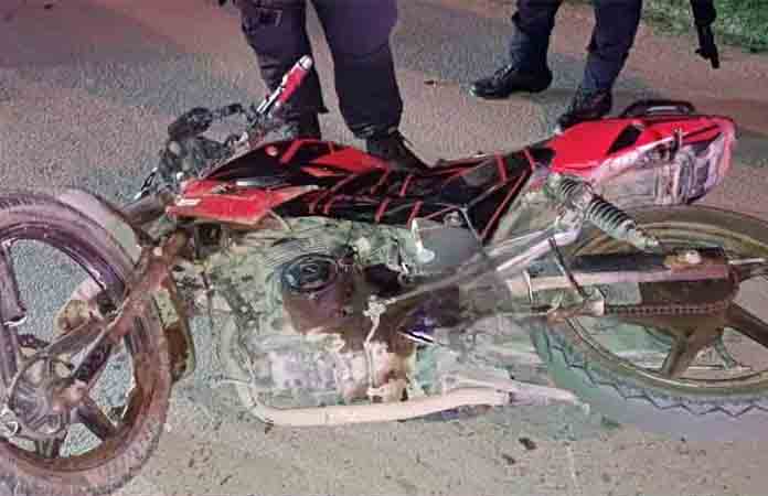 Choca motociclista con auto estacionado