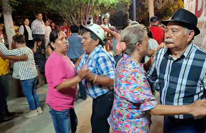 Con concurso de baile festejan a los abuelos