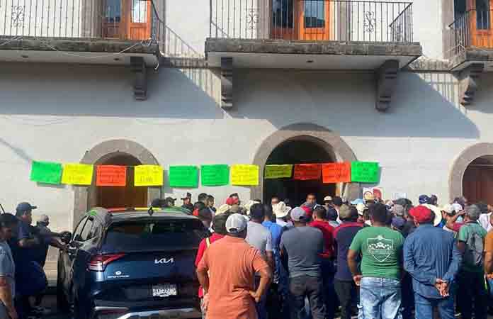 Bloquean alcaldía de Tamazunchale