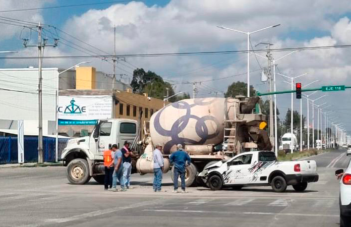 Chocan camioneta y revolvedora en la avenida Industrias