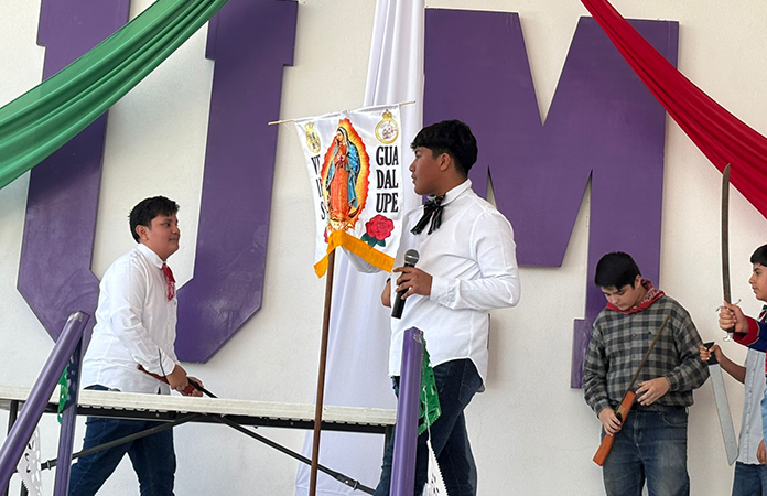 Estudiantes festejan el Grito de Independencia