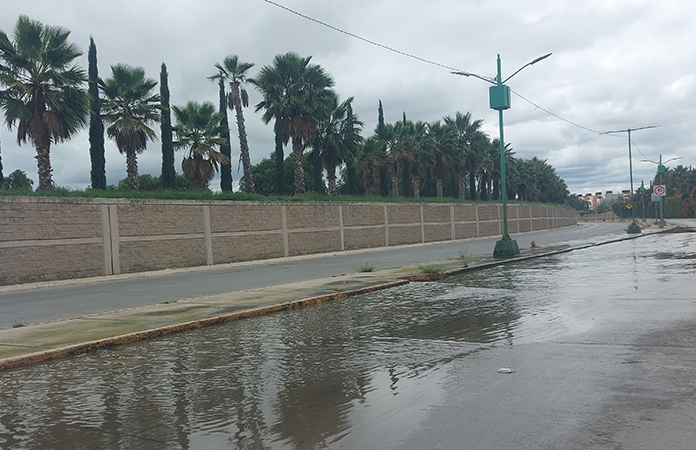 Fuga de agua negra se extiende por el Blvr. Río Santiago