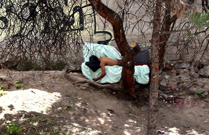 Indigentes hacen delos puentes su hogar