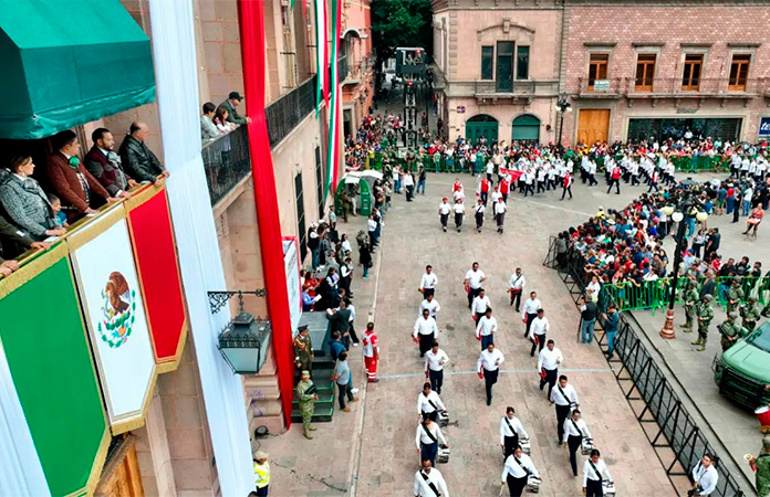 Miles asisten a desfile de la Independencia