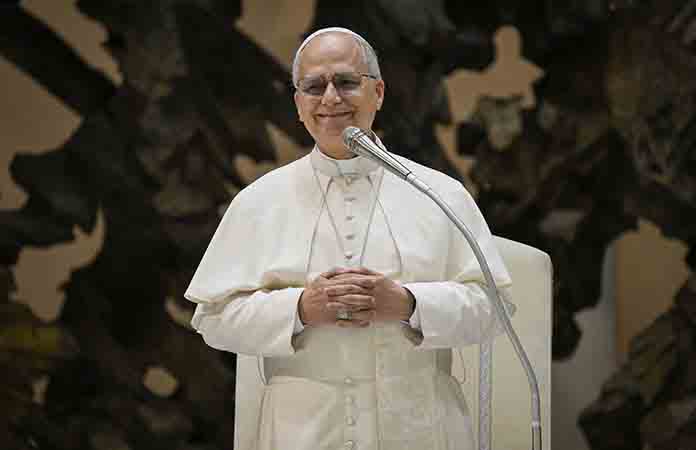 Papa se reúne con defensor LGBTQ+