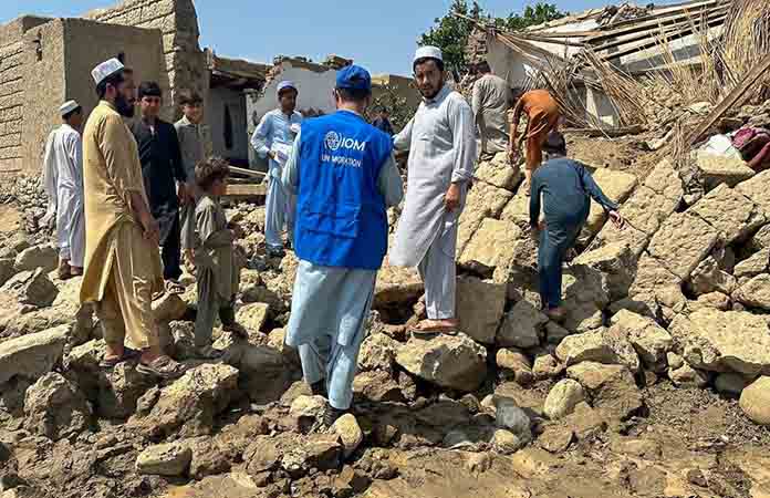 Potente sismo mata amás de 800 personas