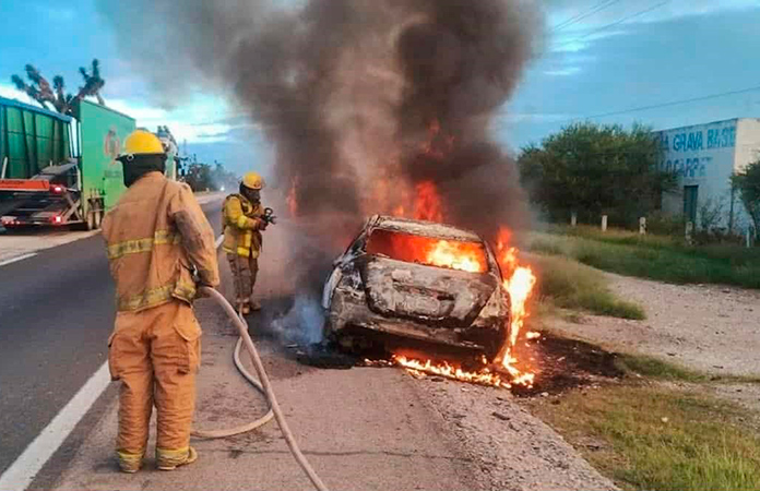 Se incendia auto en la carretera