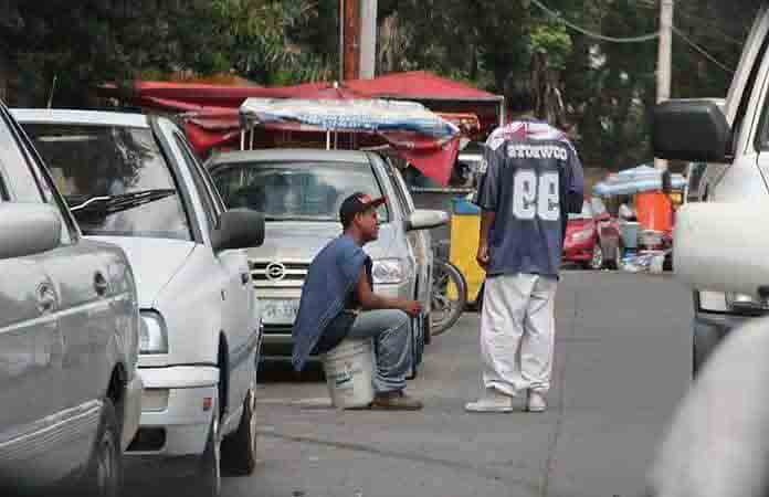 Franeleros cobran espacios a su antojo