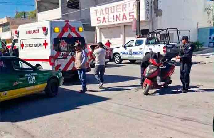 Impacta motociclista contra automóvil
