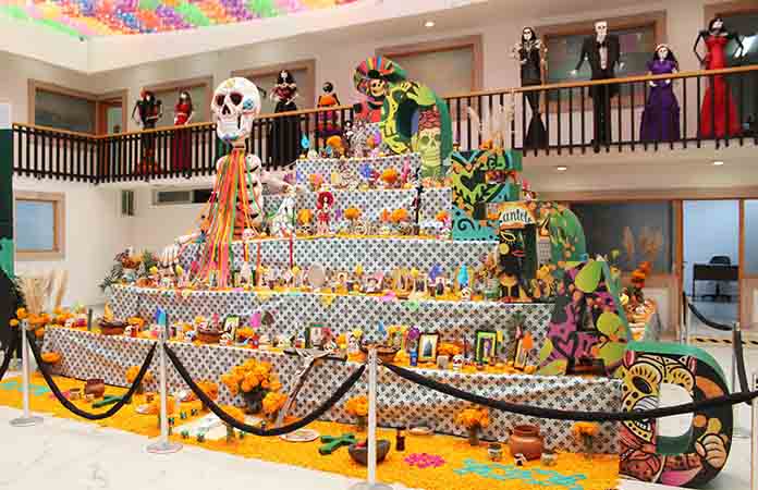Municipio inaugura monumental Altar de Muertos