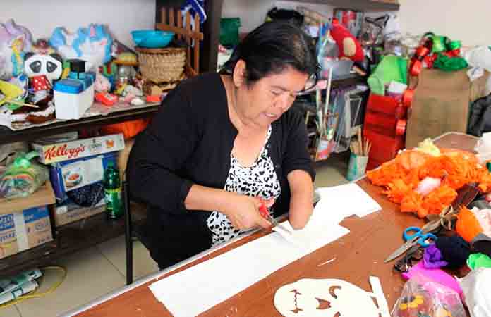 Oralia Salazar, toda una artista del papel picado