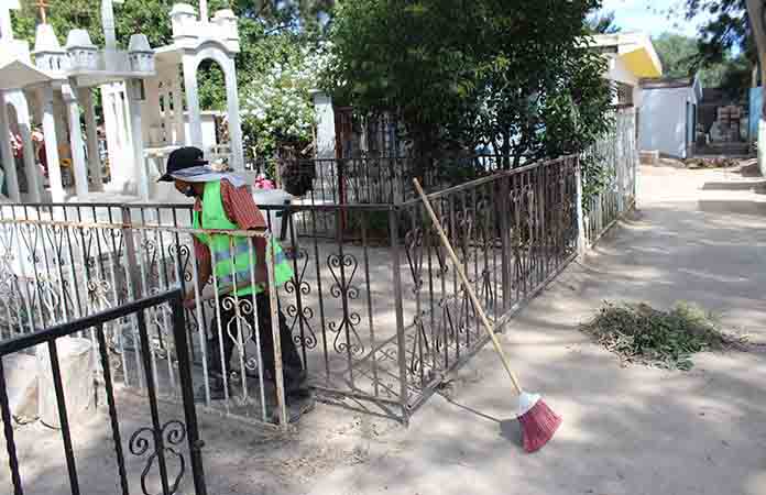 Panteones listos para recibir a visitantes el Día de Muertos