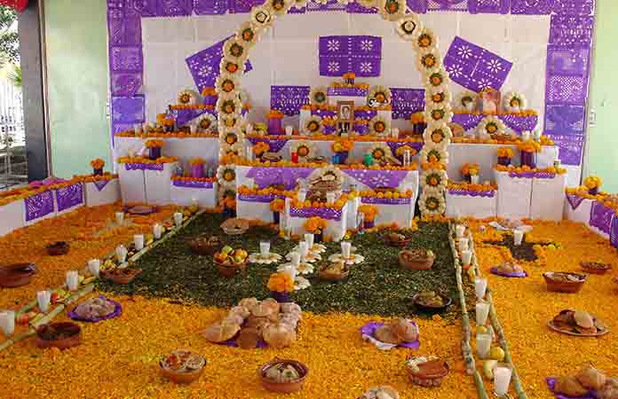 Premian a ganadores de altares de muertos