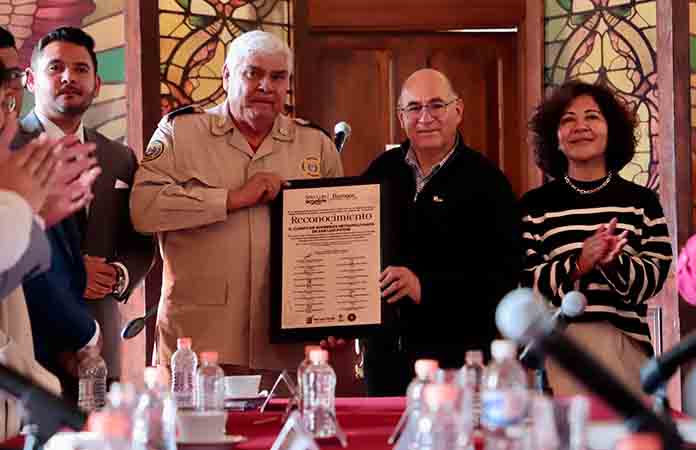 Reconocen en Cabildo al Cuerpo de Bomberos Metropolitanos