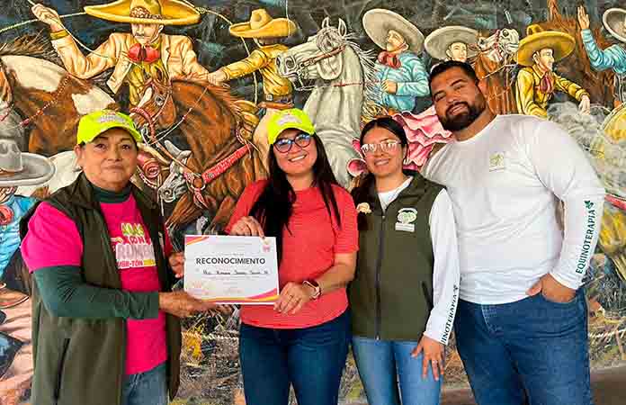 Capacitan a personal en equinoterapia