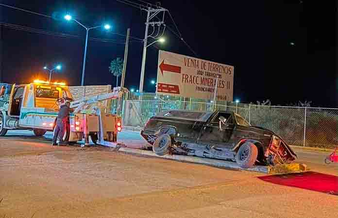 Ebrio conductor se impacta con camellón