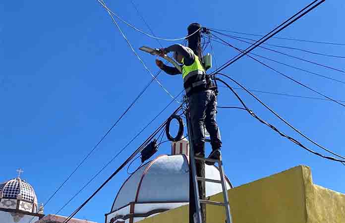 Modernizan alumbrado público en La Paz